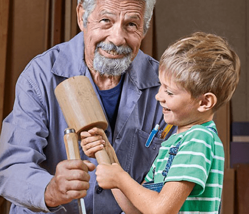 Tischlermeister und junger Bub