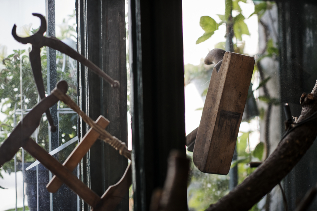 Alte Werkzeuge hängen dekorativ in einem Fenster