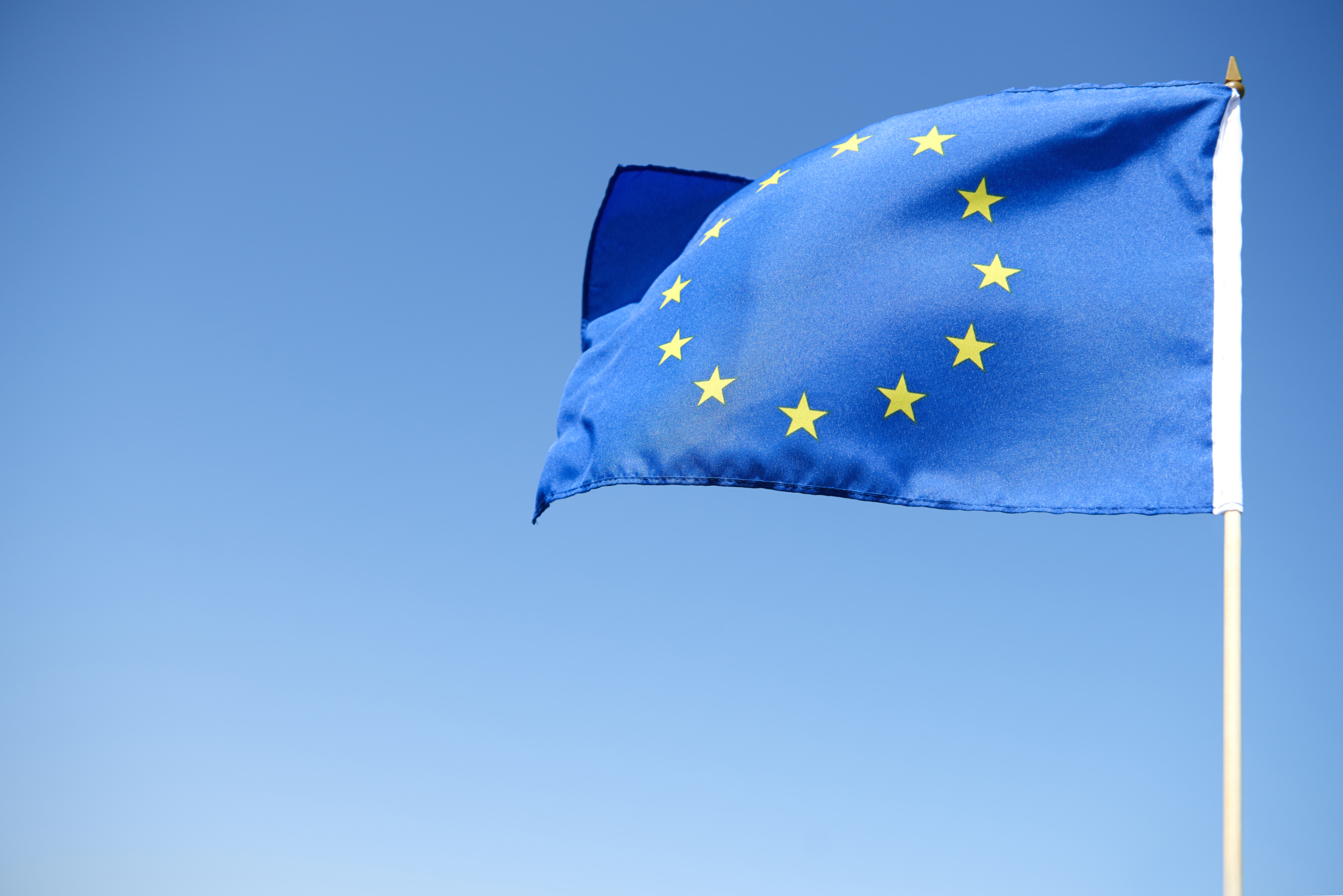 Europaflagge vor blauem Himmel